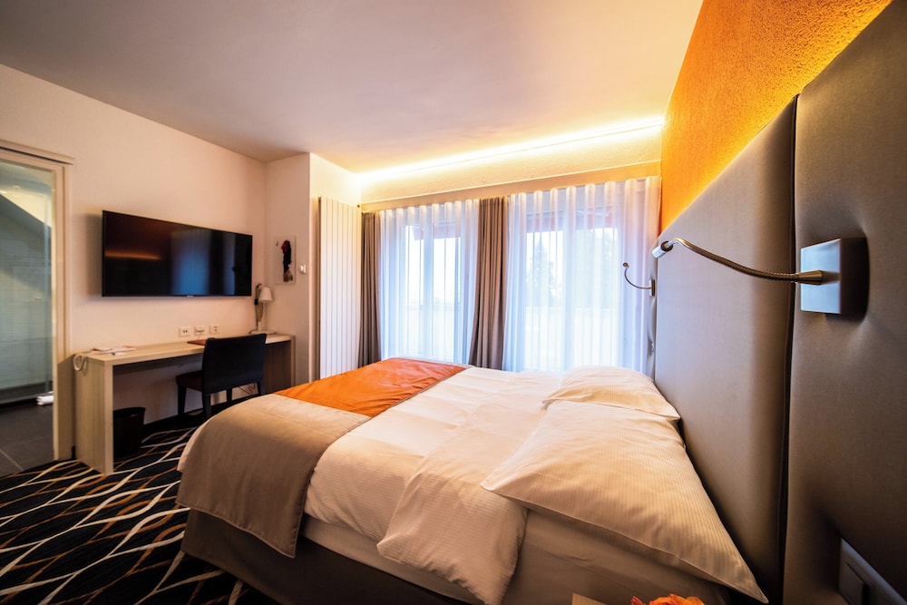 SUPERIOR, DOUBLE OR TWIN BED