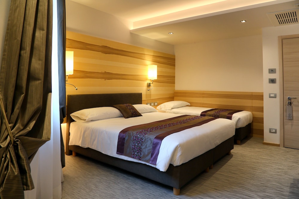 ROOM, TRIPLE
