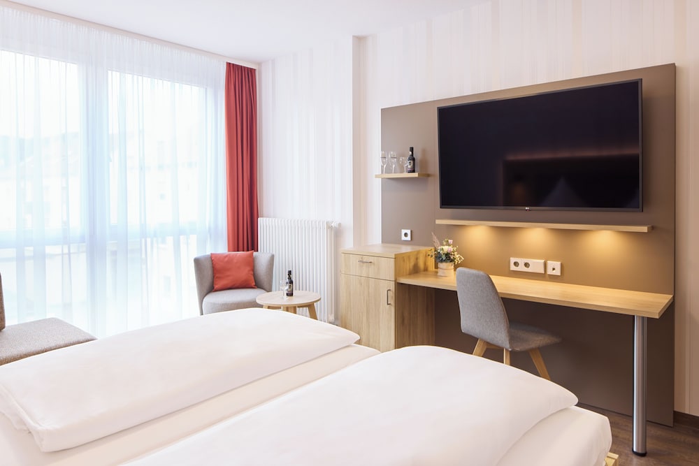 DELUXE, DOUBLE BED