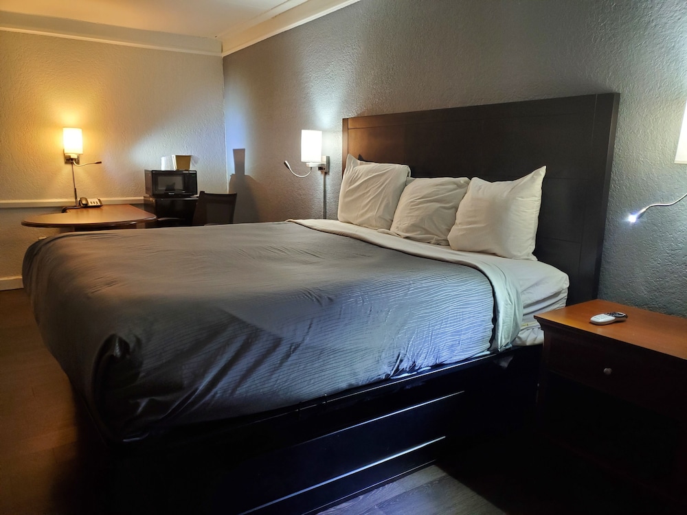 DELUXE, KING BED