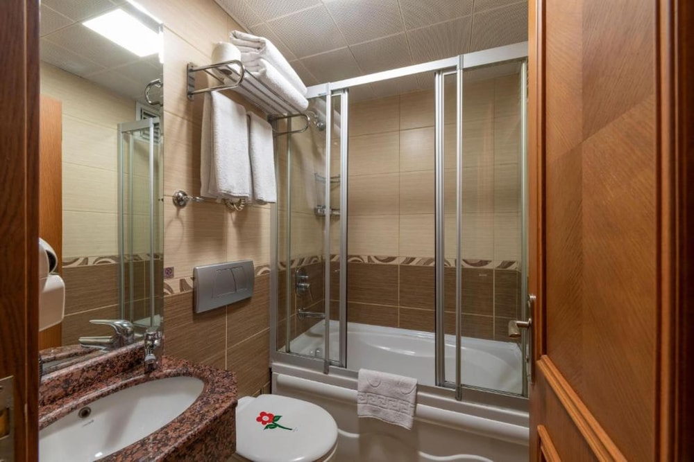 Byzantium Hotel & Suites 48/50