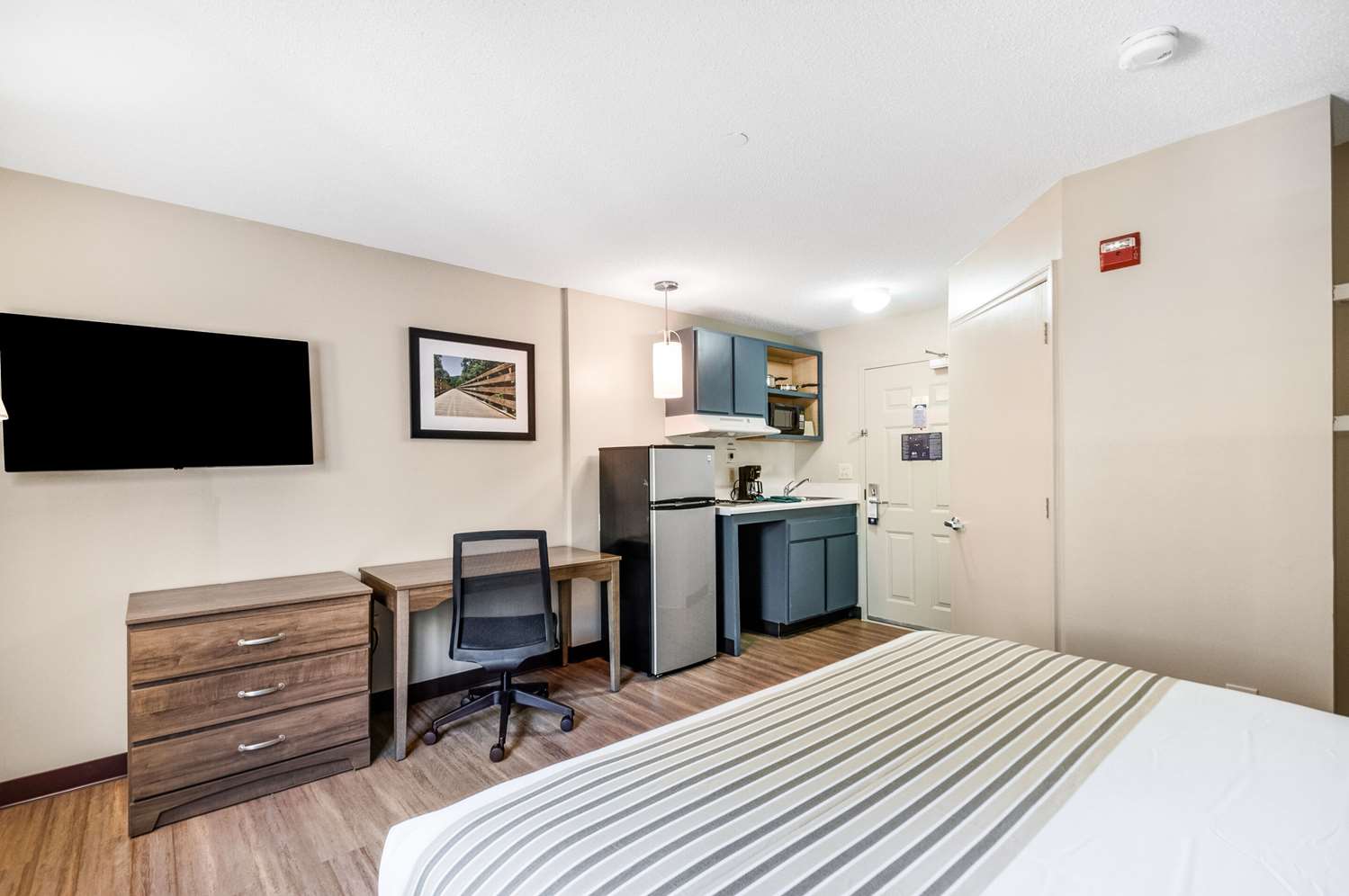 Efficiency, King Bed, Suburban Studios Sterling - Washington Dulles 3/4