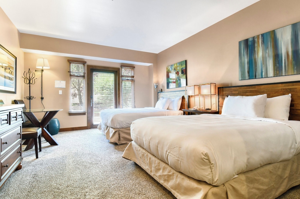 Lodge, Queen Bed, Sofa
