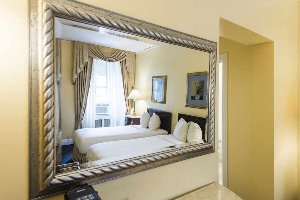 3 WEST CLUB HOTEL 28/62