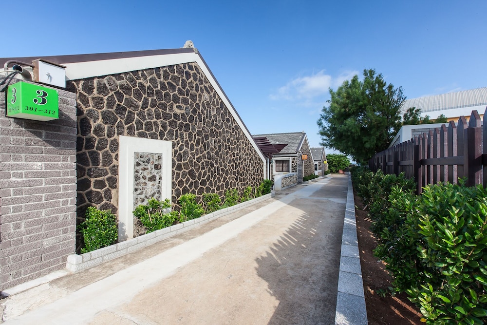 PENGHU BAY RESORT 36/45
