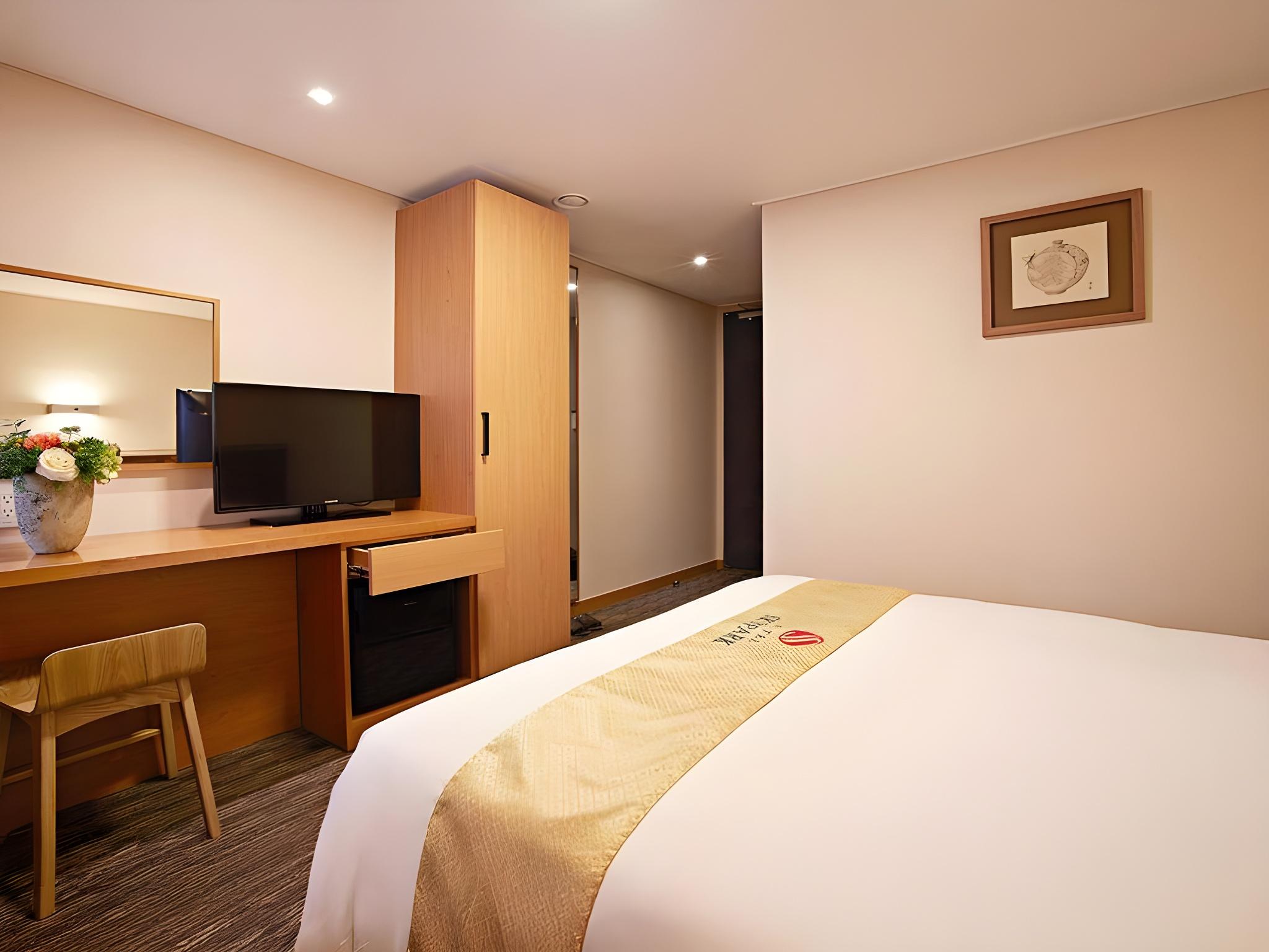 Compact, Double Bed, No Window