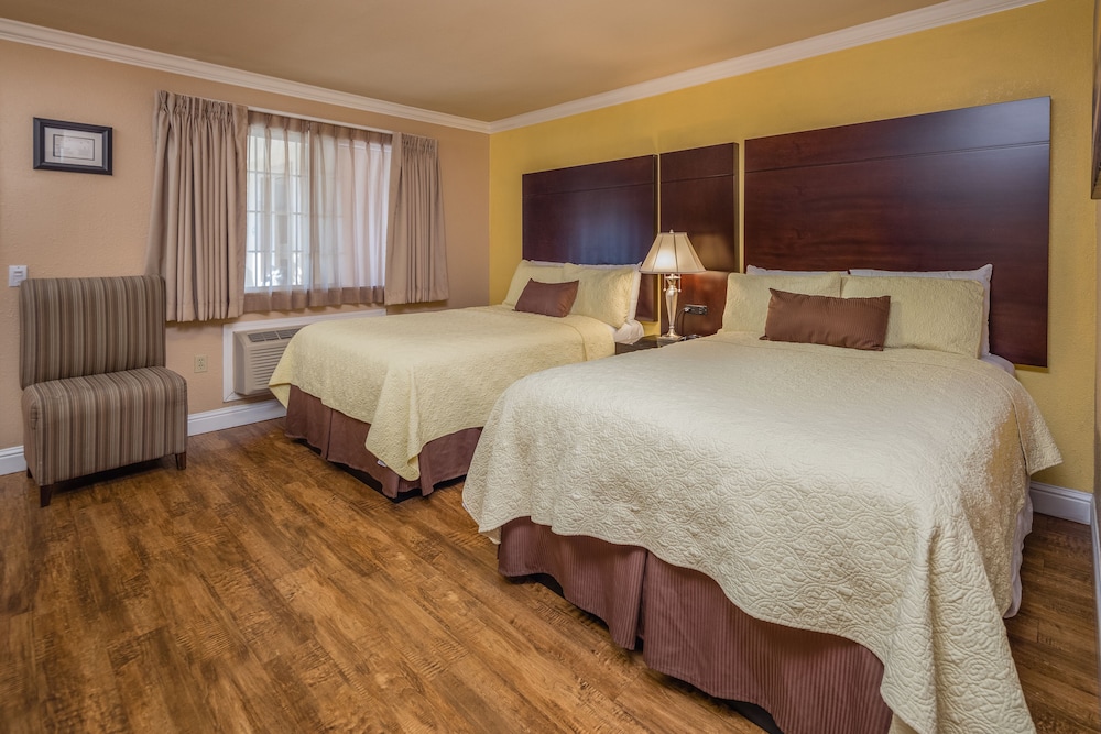 STANDARD, 2 QUEEN BEDS
