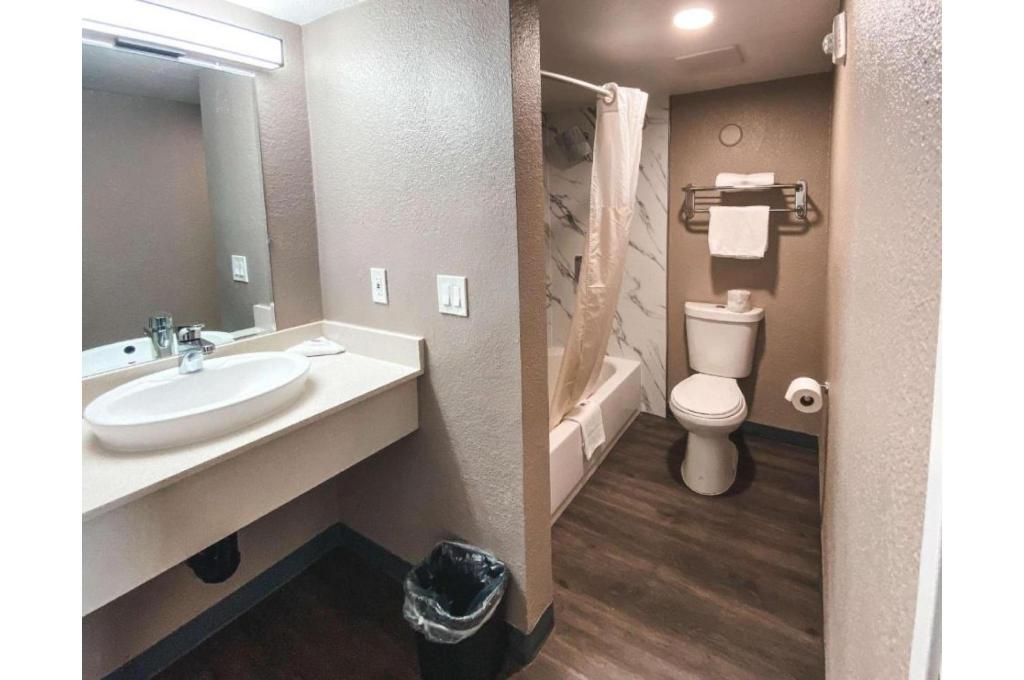2 Queen Beds Mobil Access Tub Nsmk Kitchen