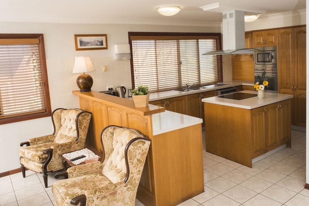 Ainslie Manor Bed and Breakfast 8/66
