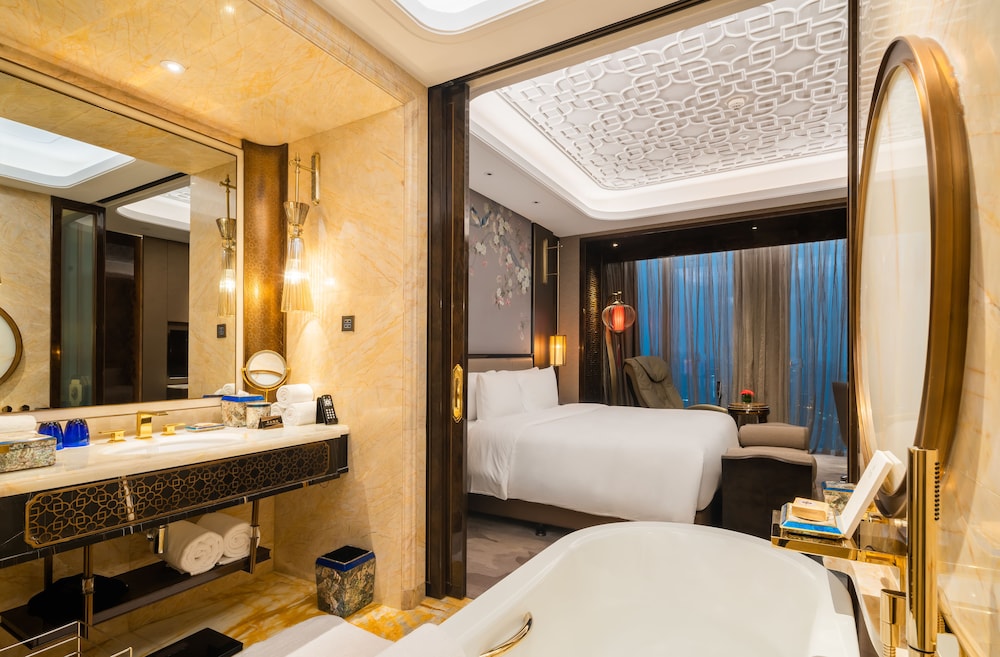 Grand, Deluxe, King Bed, River View, Wanda Reign Chengdu 9/10