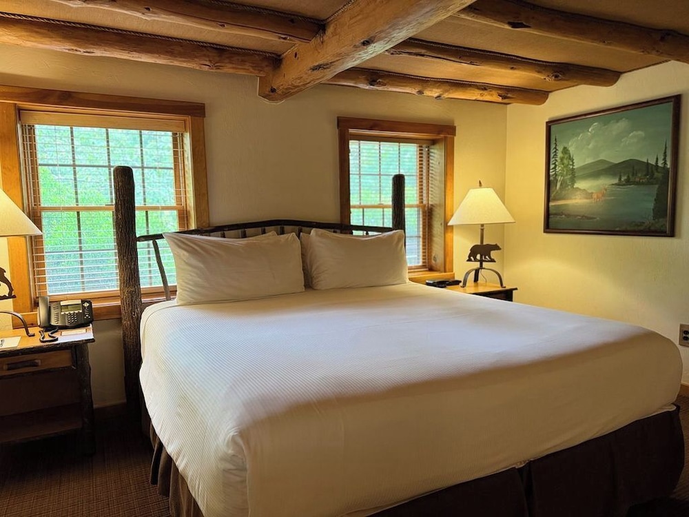 Lodge, King Bed