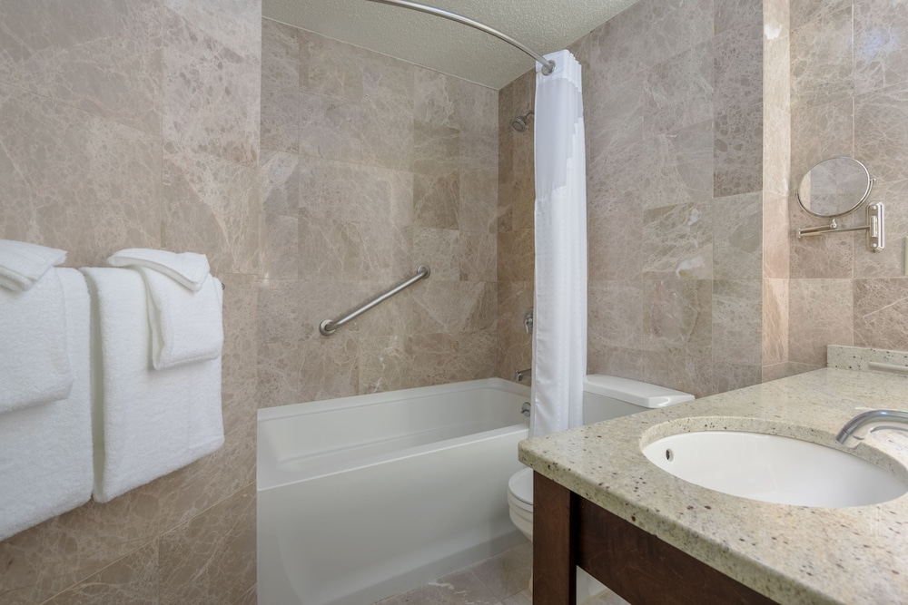 Holiday Inn Cape Cod - Hyannis 11/34