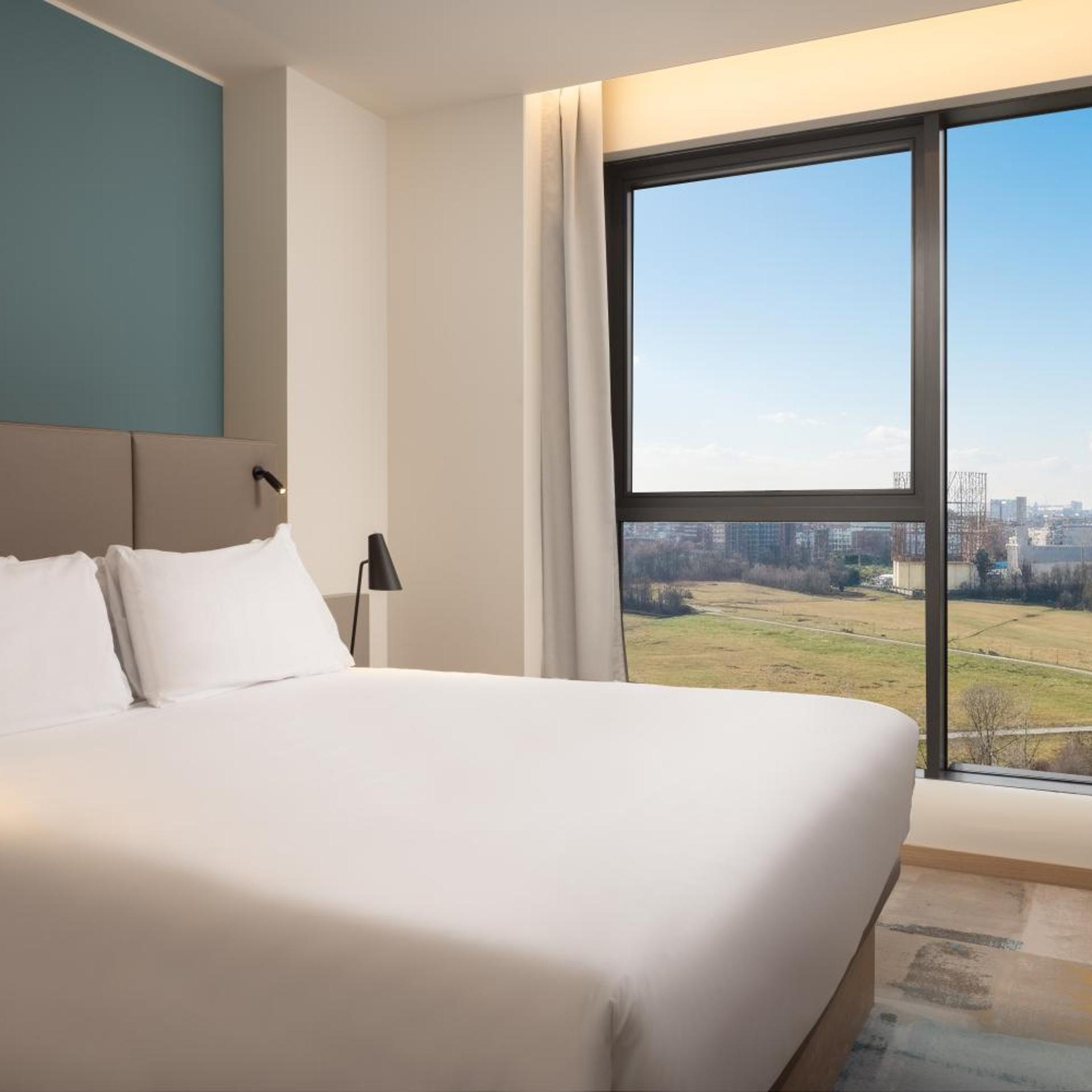 Apartment, King Bed, Skyline View