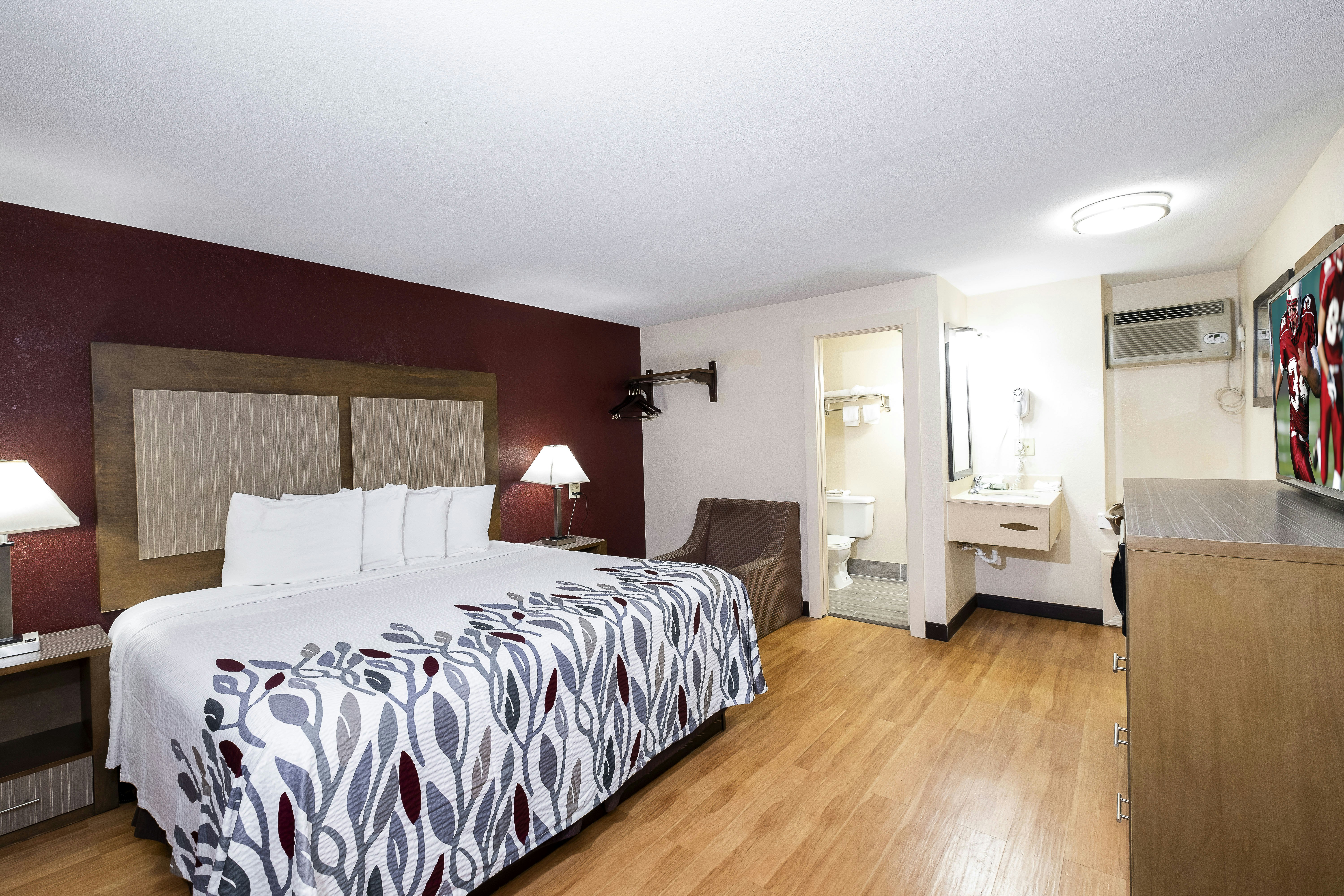 Superior, King Bed, Large, Red Roof Inn Neptune 5/10