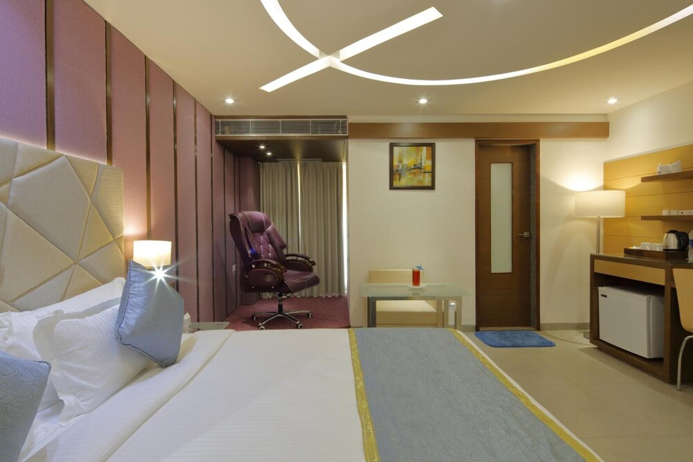 HOTEL PRAGATI THE GRAND 33/42