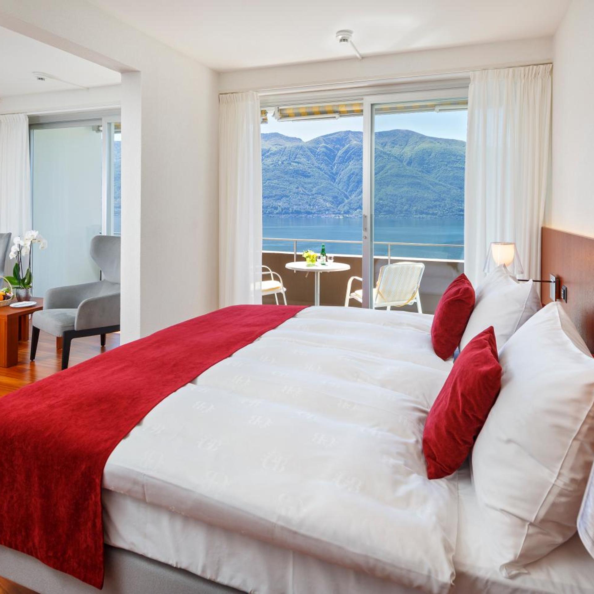 Junior Suite, Partial Lake View, Accessible