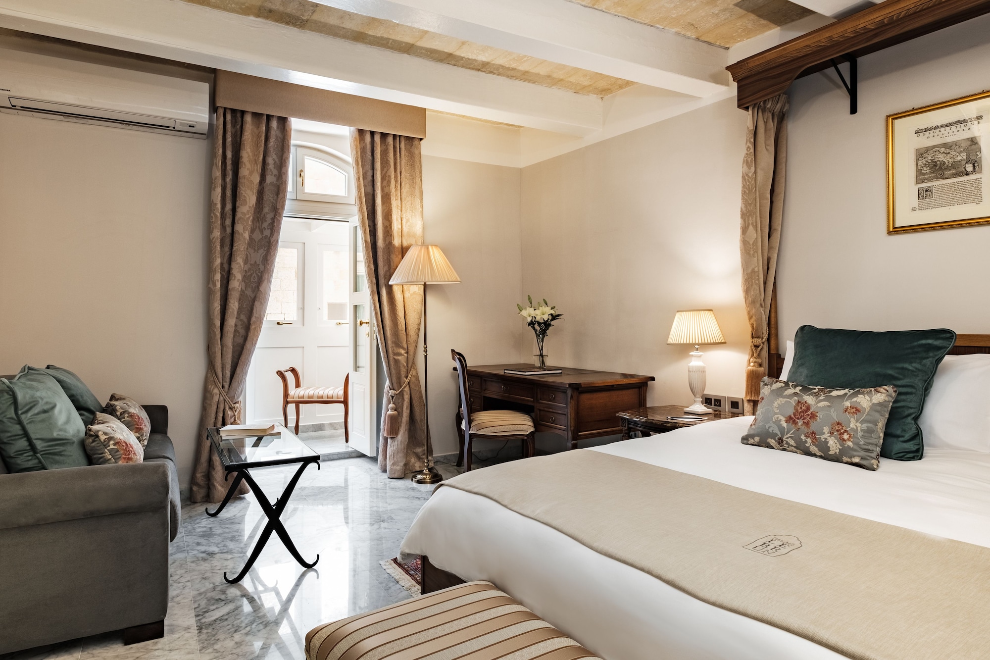 DELUXE, DOUBLE OR TWIN BED, CITY VIEW, BALCONY