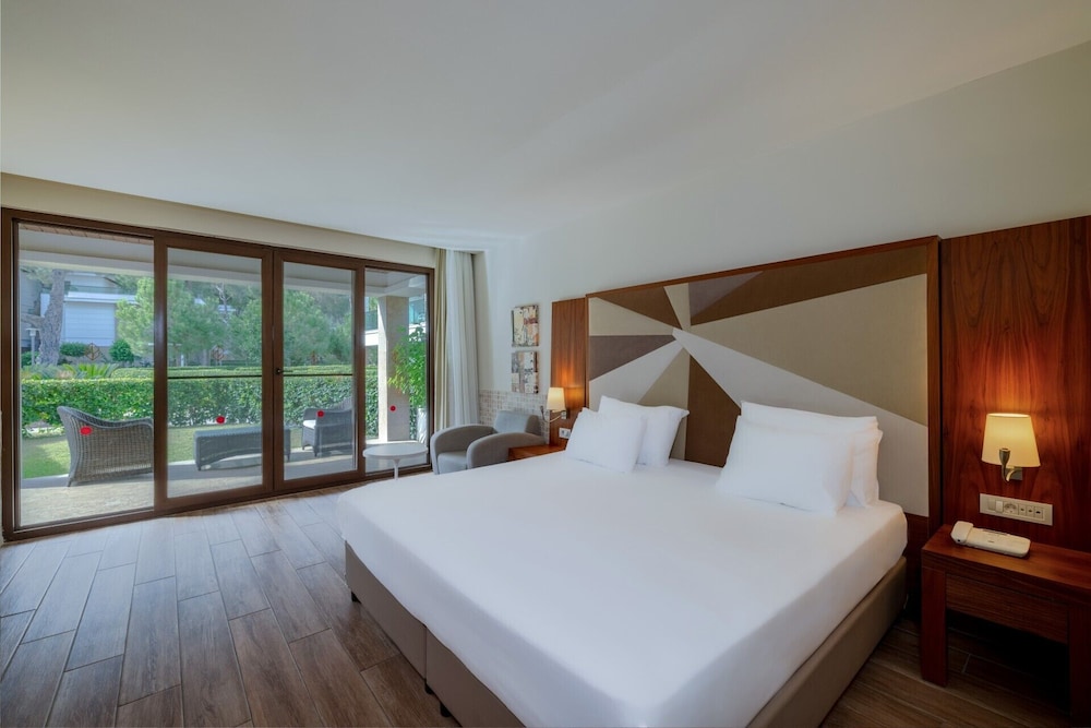 Lagoon, Family Suite, Double and Twin Beds, 2 Bathrooms