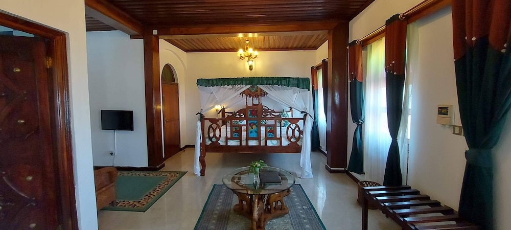 TAUSI PALACE HOTEL 67/90
