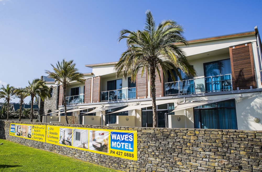 Waves Motel 2/46