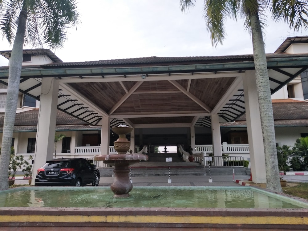 THE ORIENT STAR RESORT LUMUT 1/39
