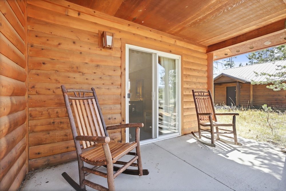 Headwaters Lodge And Cabins At Flagg Ranch 35/55