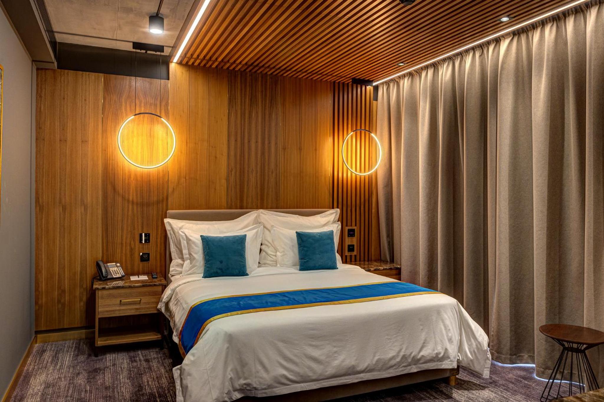 جناح، Hotel Vibre 4/5