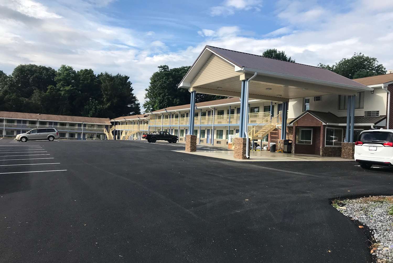 Days Inn by Wyndham Charles Town/Harpers Ferry 16/23