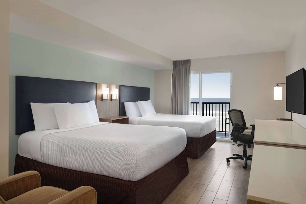 Room, 2 Queen Beds, Ocean Front، La Quinta Inn & Suites by Wyndham Oceanfront Daytona Beach 3/4