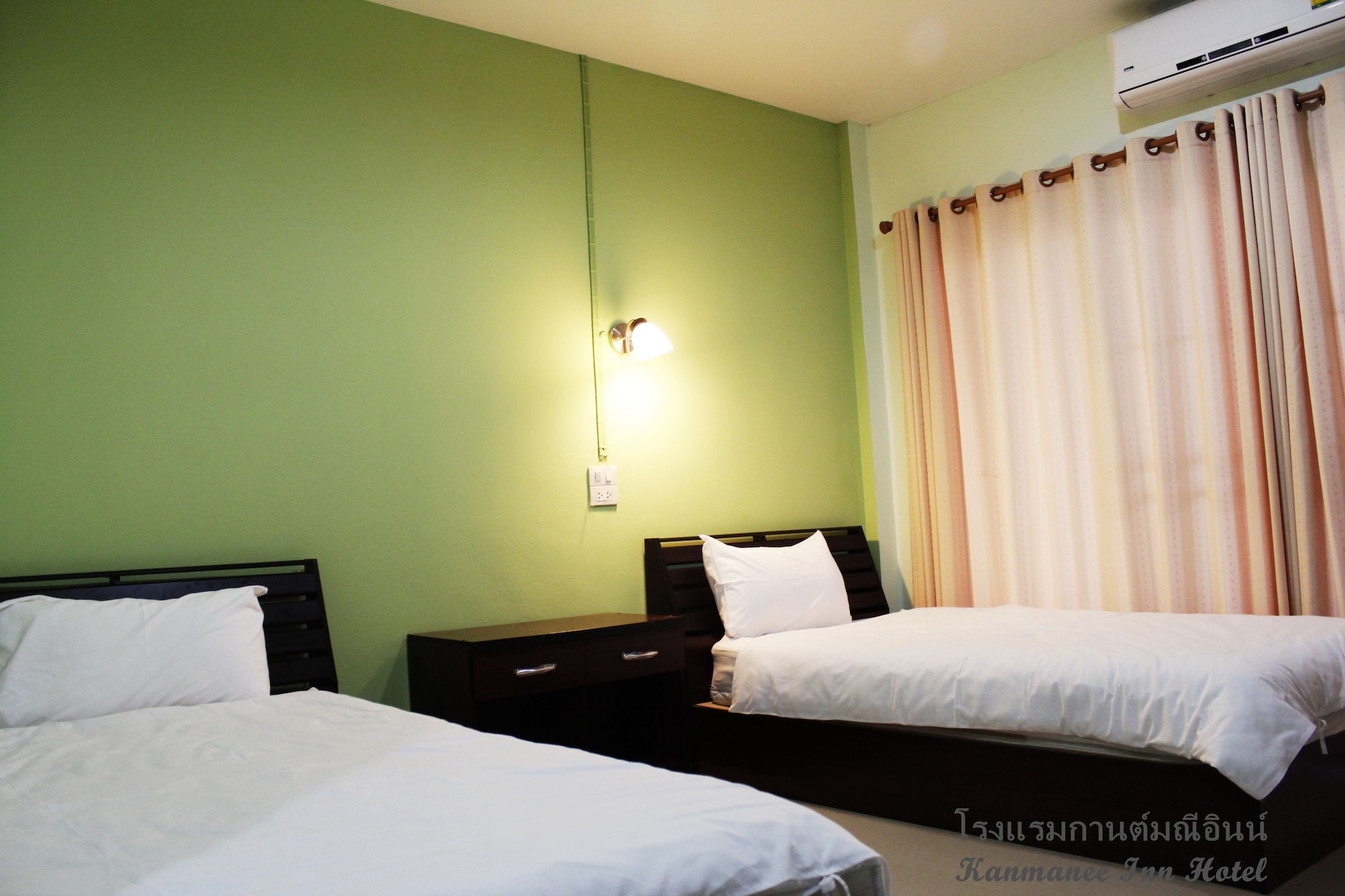 ROOM, TWIN BEDS