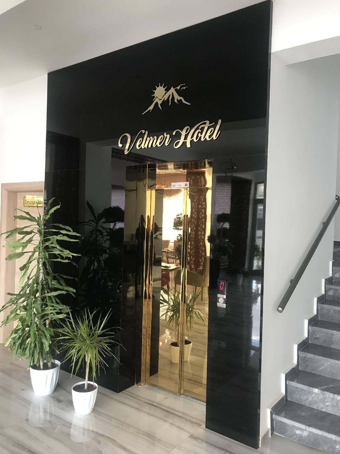 Velmer Hotel 3/23