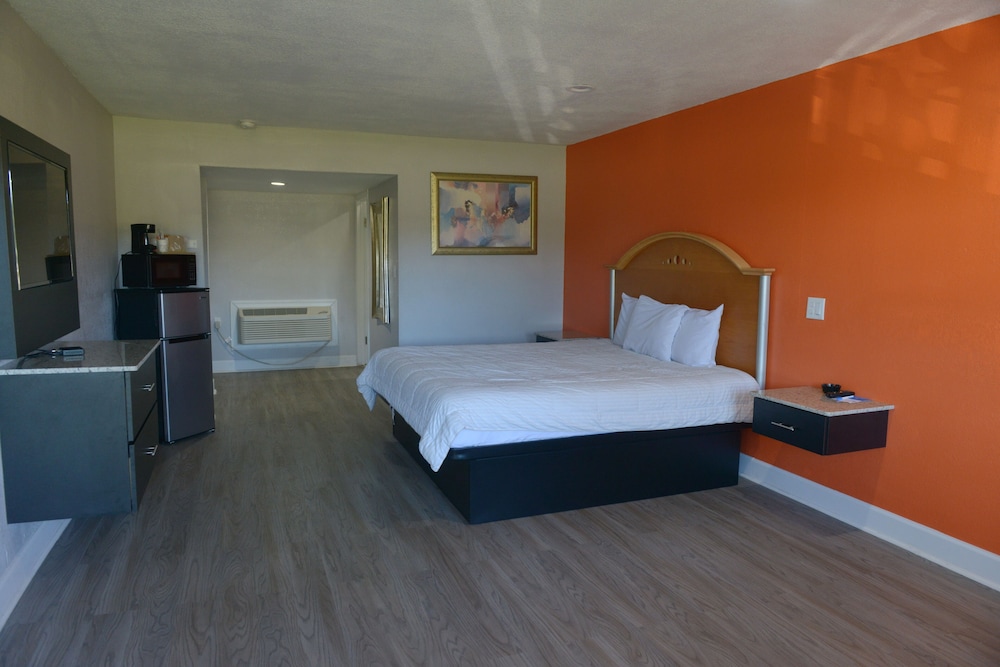 Rodeway Inn & Suites Winter Haven Chain of Lakes 11/35