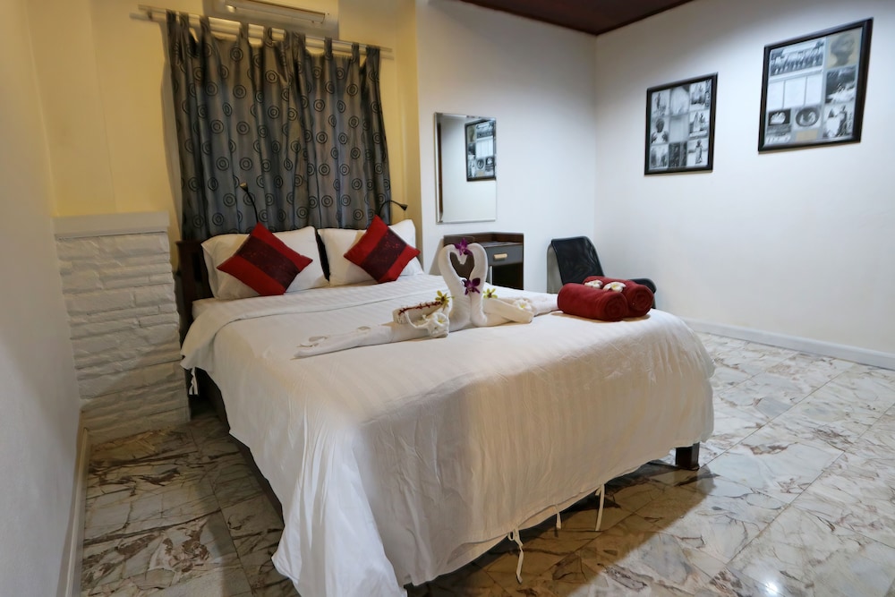 DELUXE, TRIPLE, SEA VIEW