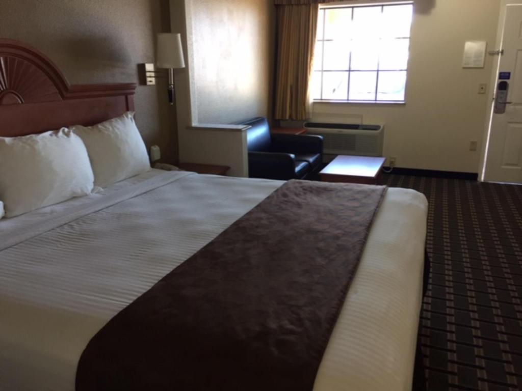 1 King Bed - Smoking, Micfridge