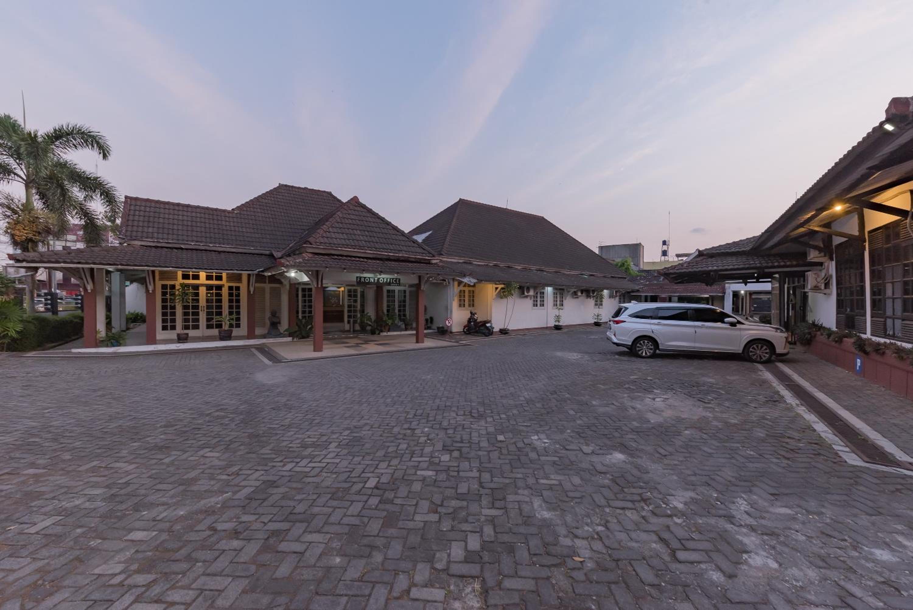 Crown Hotel Tasikmalaya 38/54