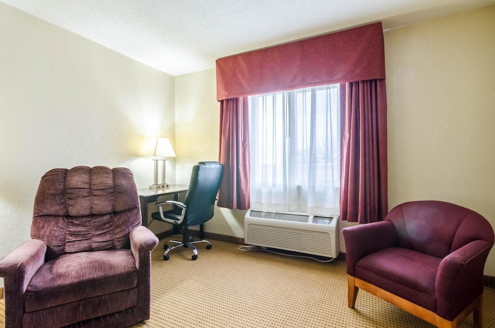 Econo Lodge Lexington, NE 29/44