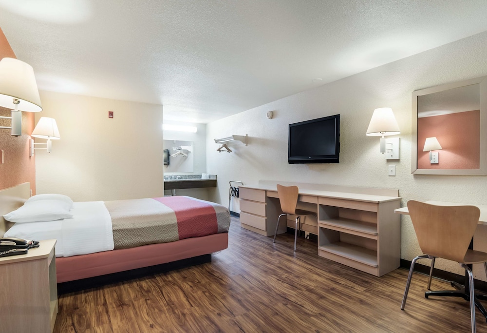 Motel6 Newport News, VA 24/38