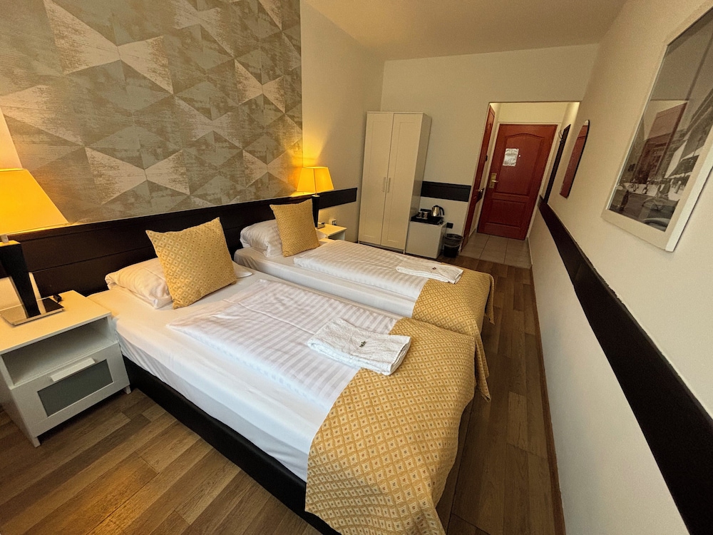 Superior, Queen Bed, City View