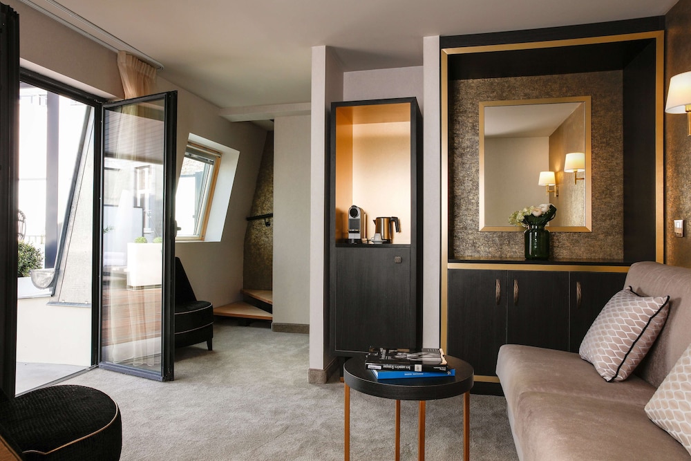 Niepce Paris Curio Collection By Hilton 3/39