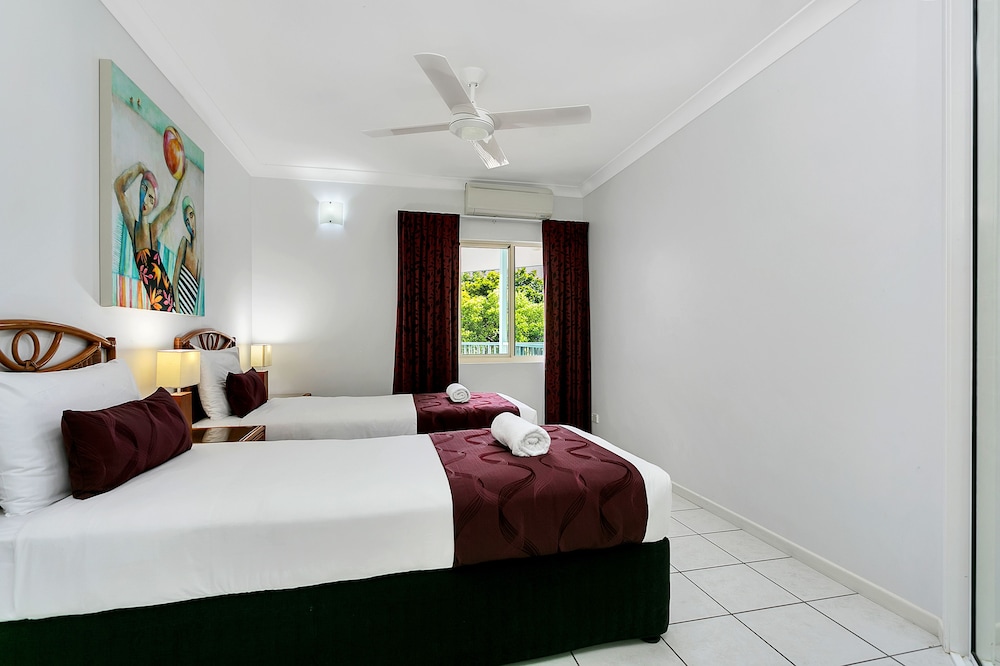 Beachfront Apartments On Trinity Beach 7/50