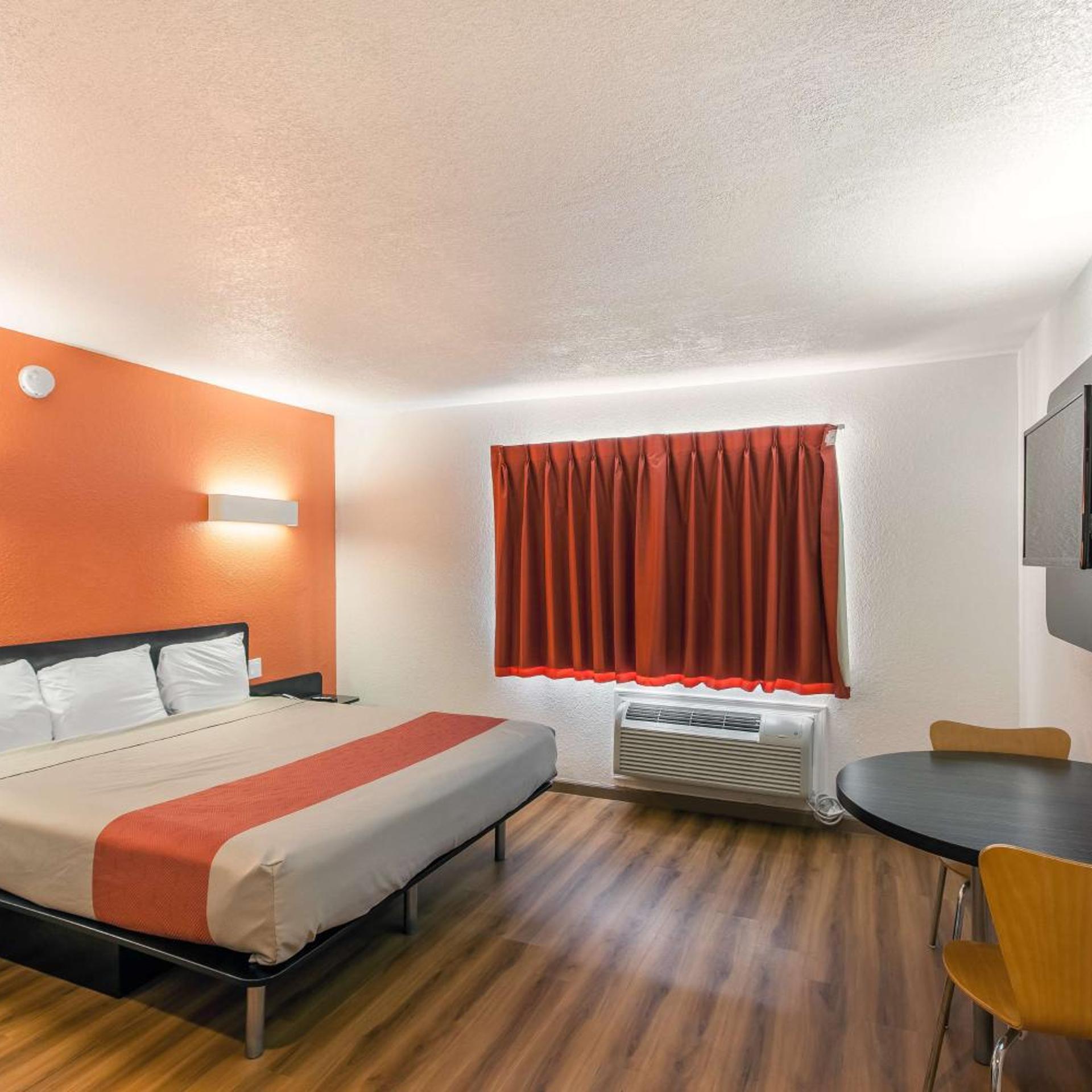 ROOM, KING BED, SMOKING