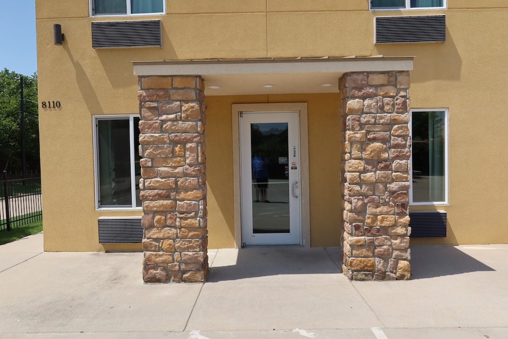 Scottish Inns & Suites White Settlement 2/34