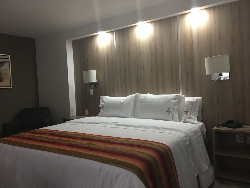 Hangar Inn Guadalajara Aeropuerto 7/24