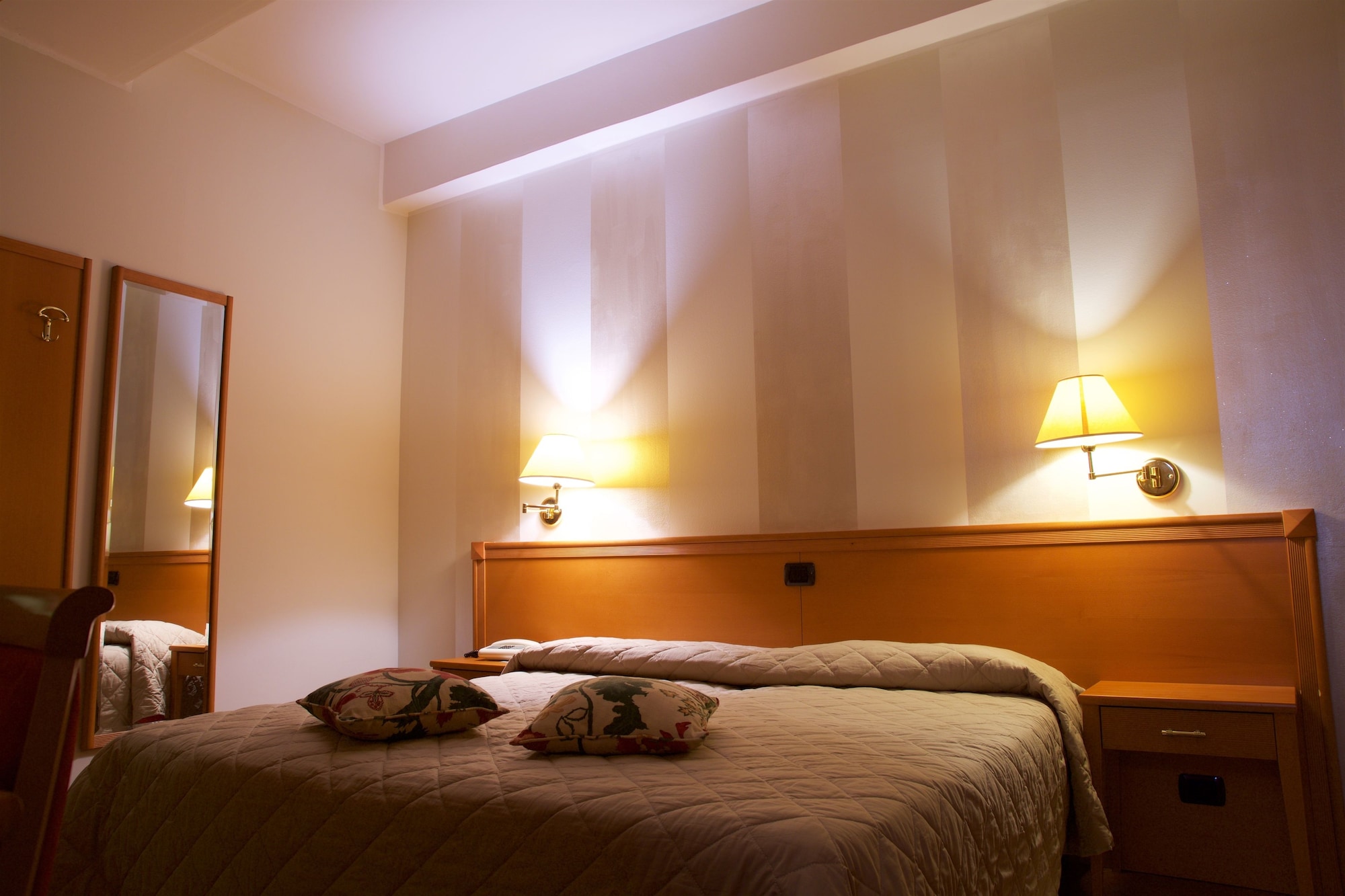 ROOM, DOUBLE OR TWIN BED