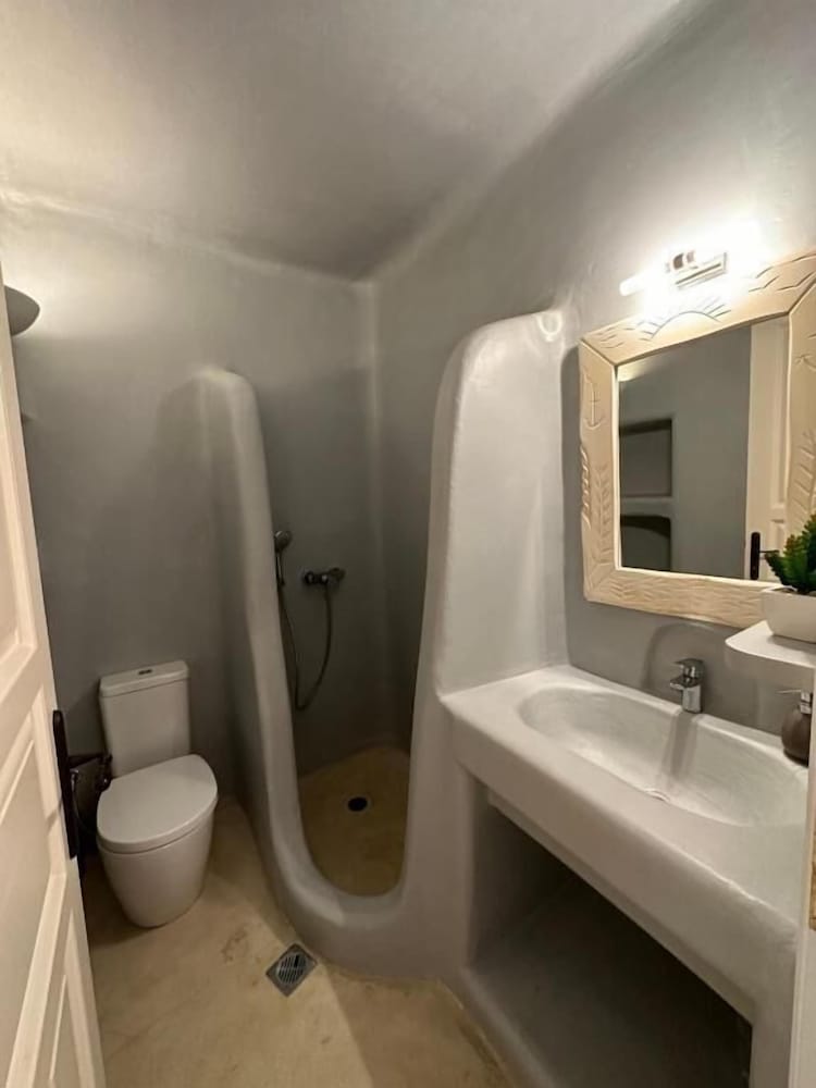 WHITE ROCK SUITES & VILLAS 49/50