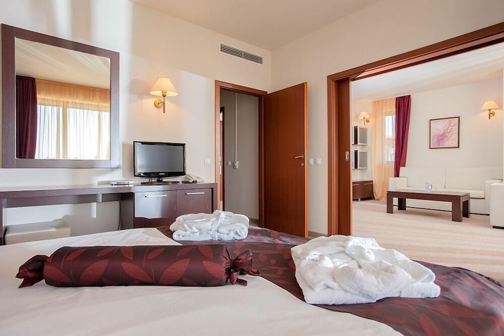 Saint Thomas Holiday Village 10/50