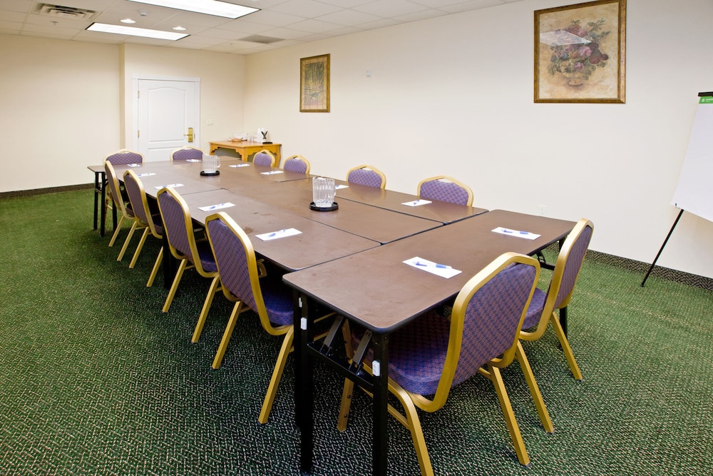Candlewood Suites St. Joseph Benton Harbor 29/38