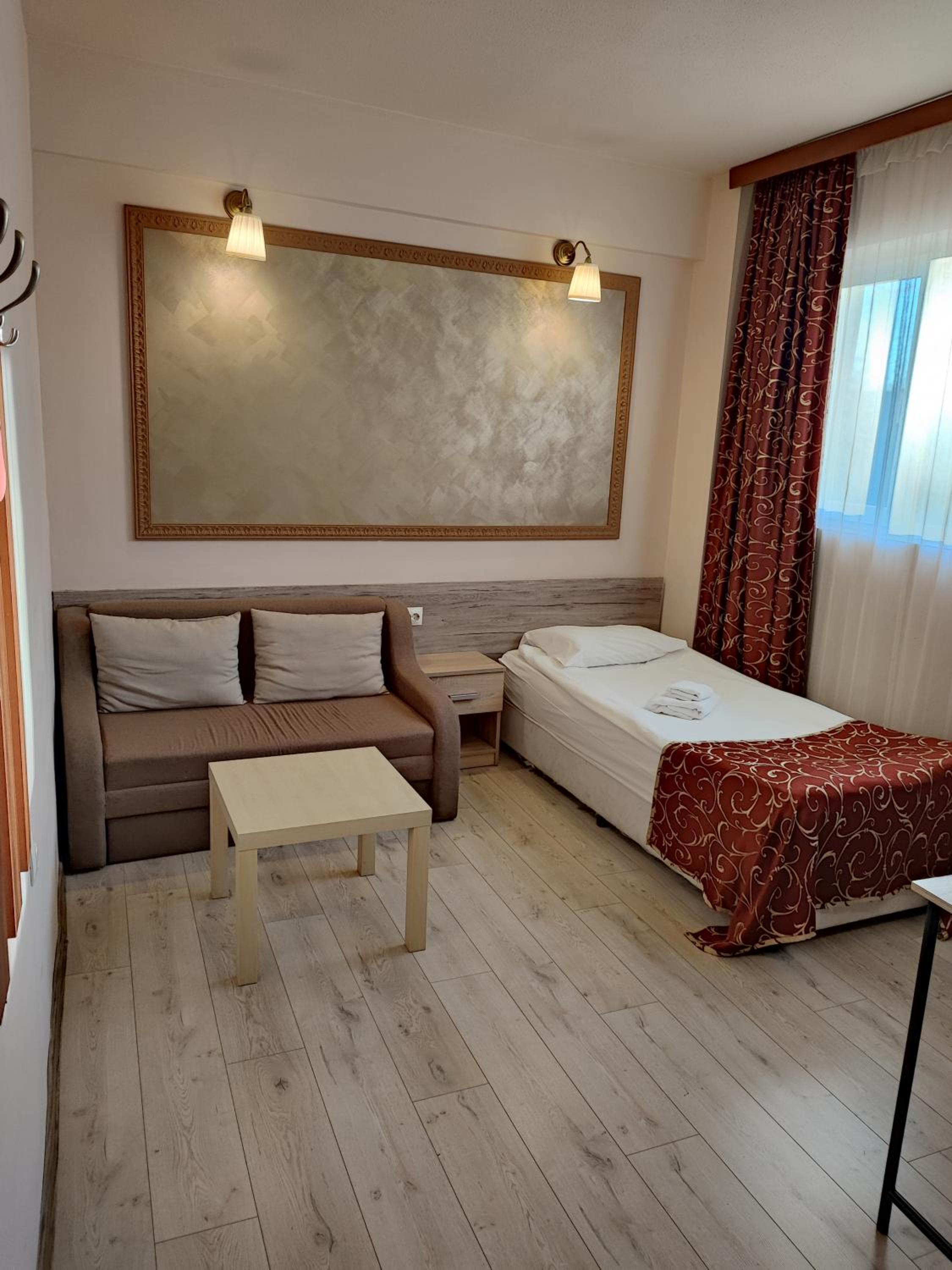 ROOM, SINGLE