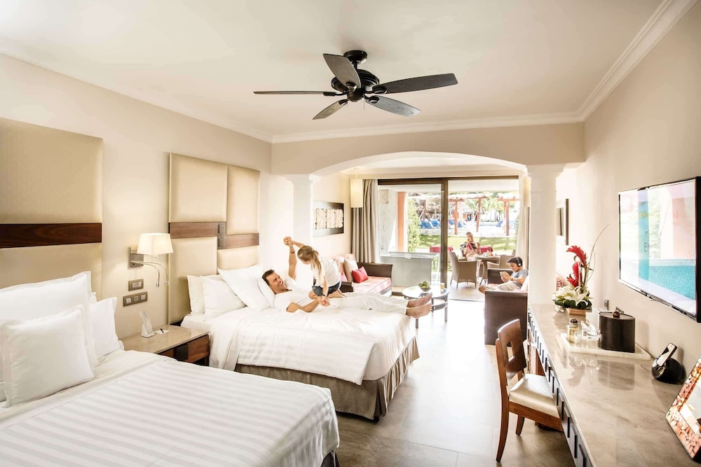 Junior Suite, 2 Double Beds, Ocean Front, Premium Level
