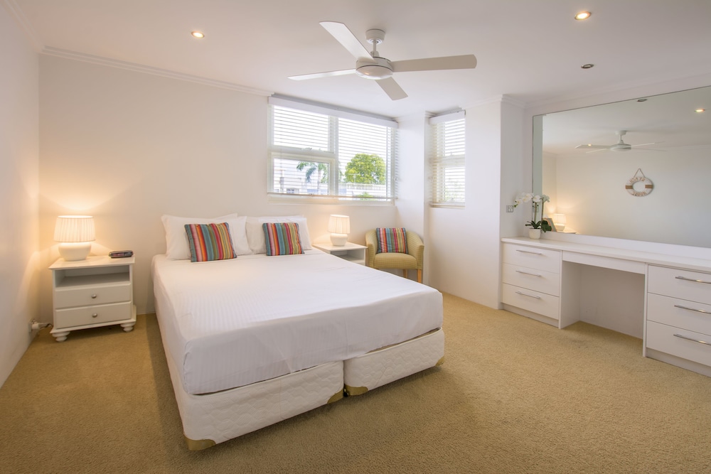 84 The Spit Holiday Apartments 18/81